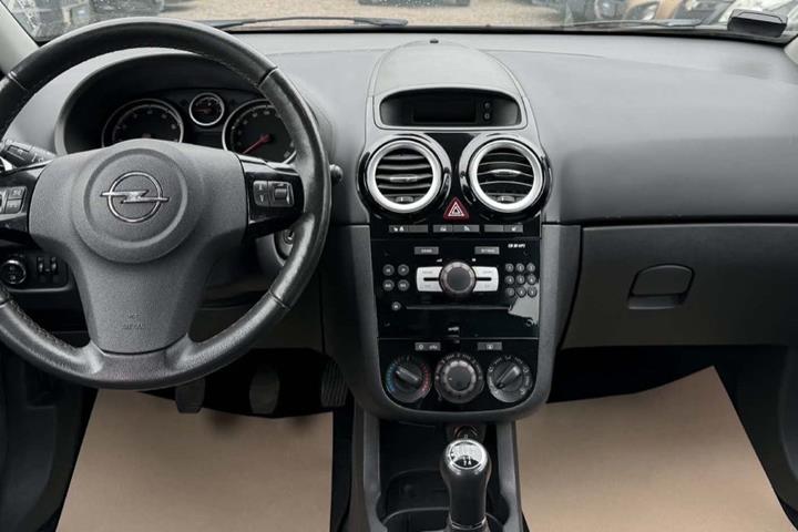 Sort Opel Corsa fra 2010