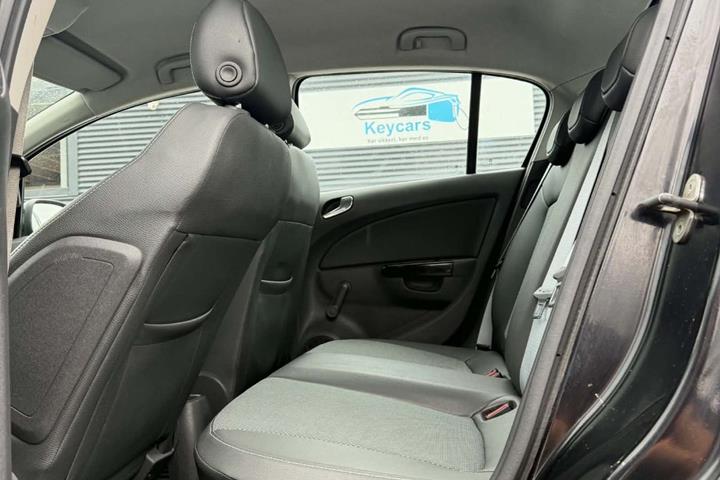 Sort Opel Corsa fra 2010