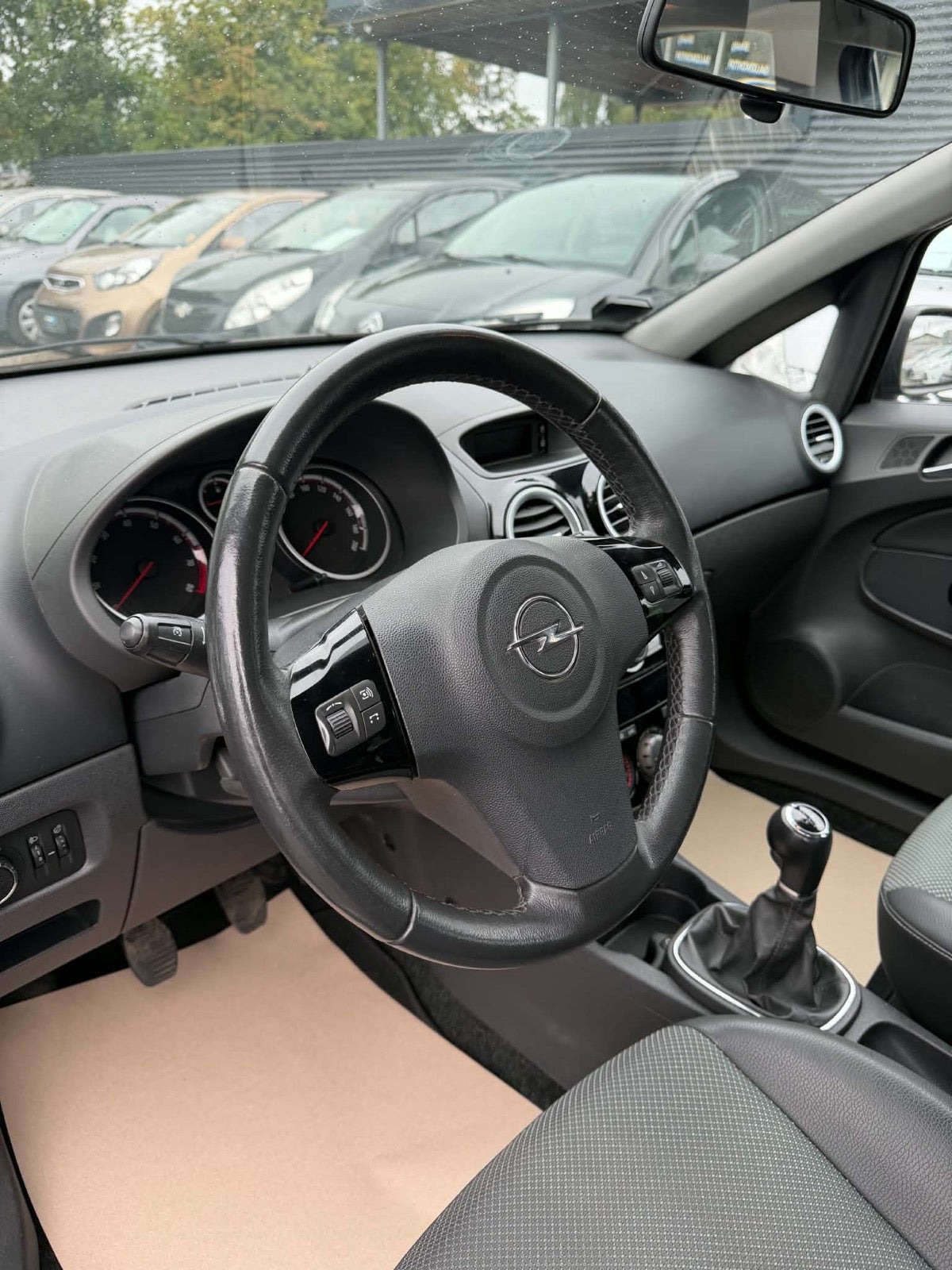 Sort Opel Corsa fra 2010