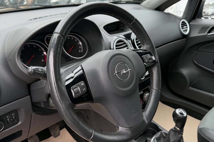 Sort Opel Corsa fra 2010
