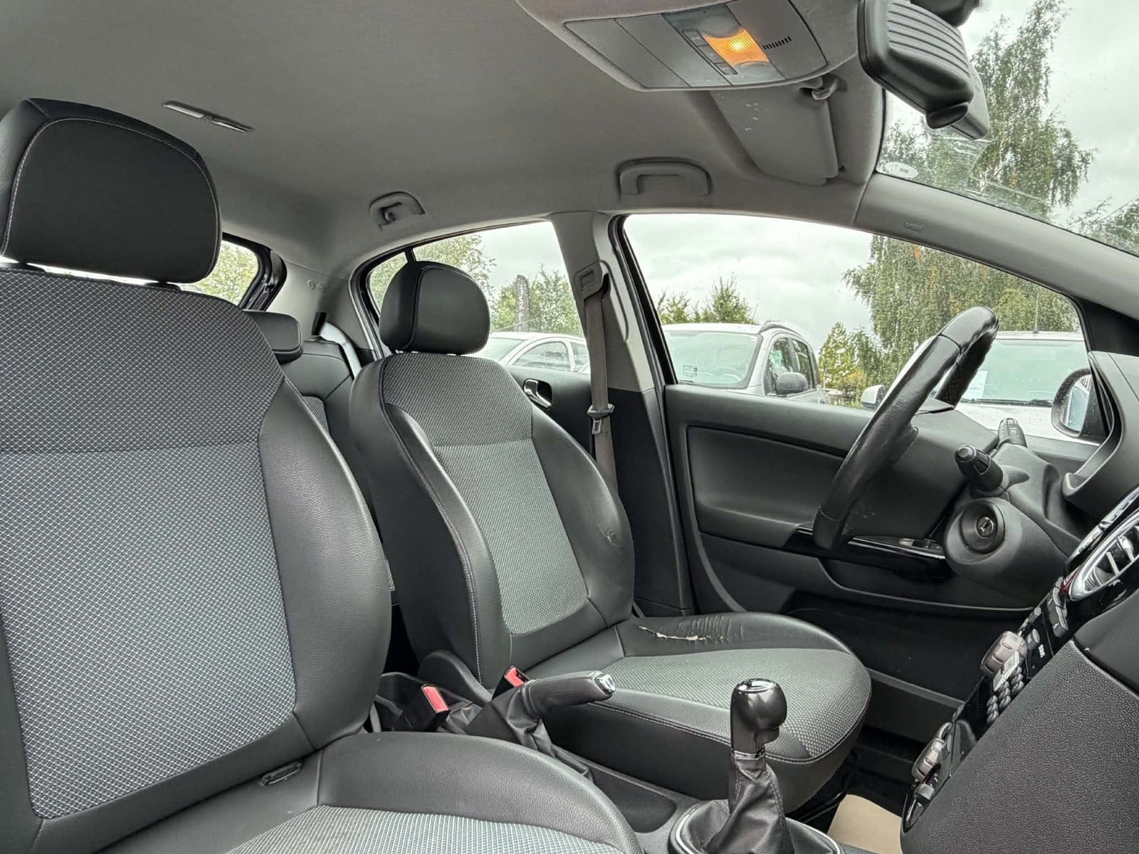 Sort Opel Corsa fra 2010