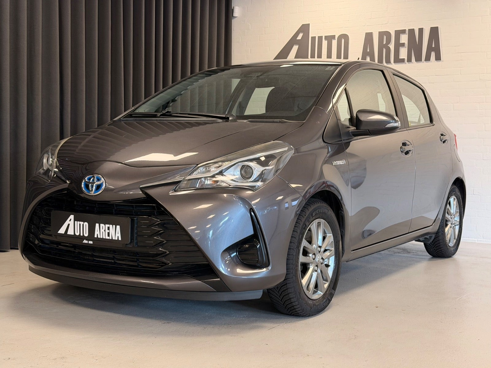 Grå Toyota Yaris fra 2017