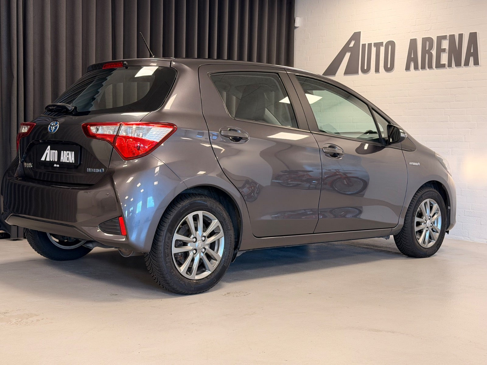 Grå Toyota Yaris fra 2017