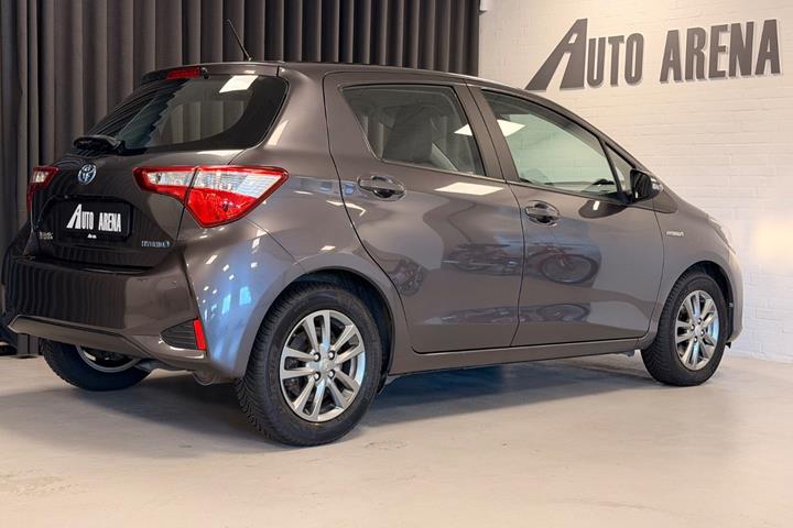 Grå Toyota Yaris fra 2017