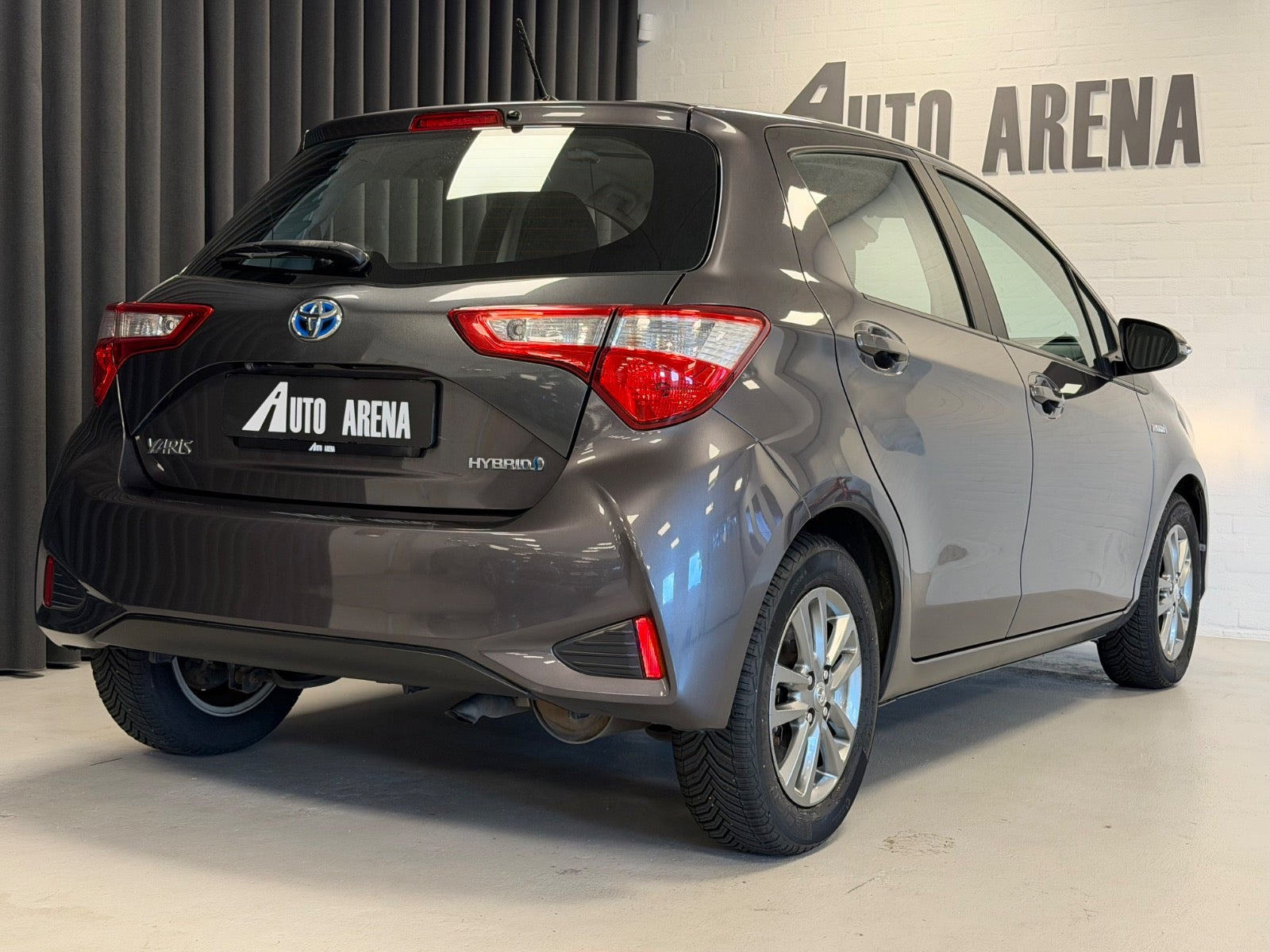 Grå Toyota Yaris fra 2017