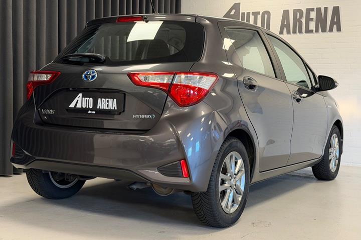 Grå Toyota Yaris fra 2017