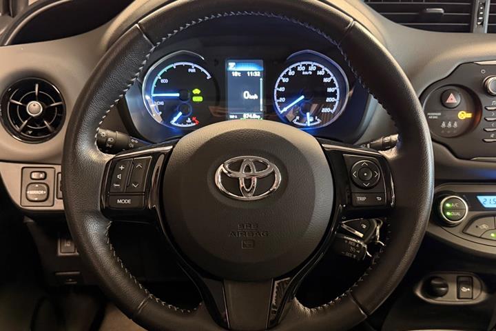 Grå Toyota Yaris fra 2017