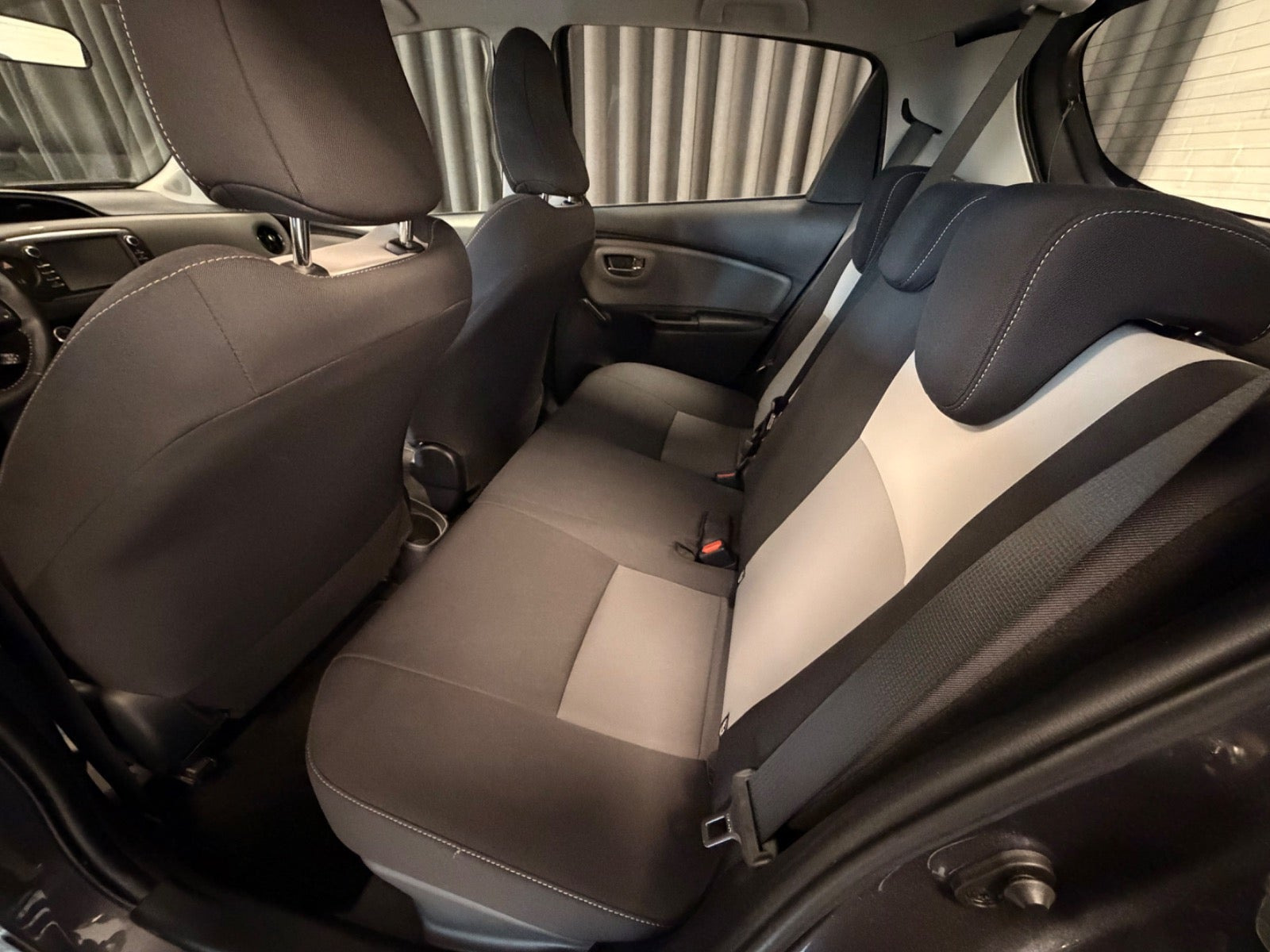 Grå Toyota Yaris fra 2017