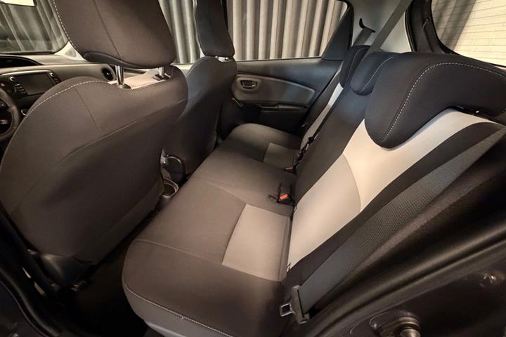 Grå Toyota Yaris fra 2017
