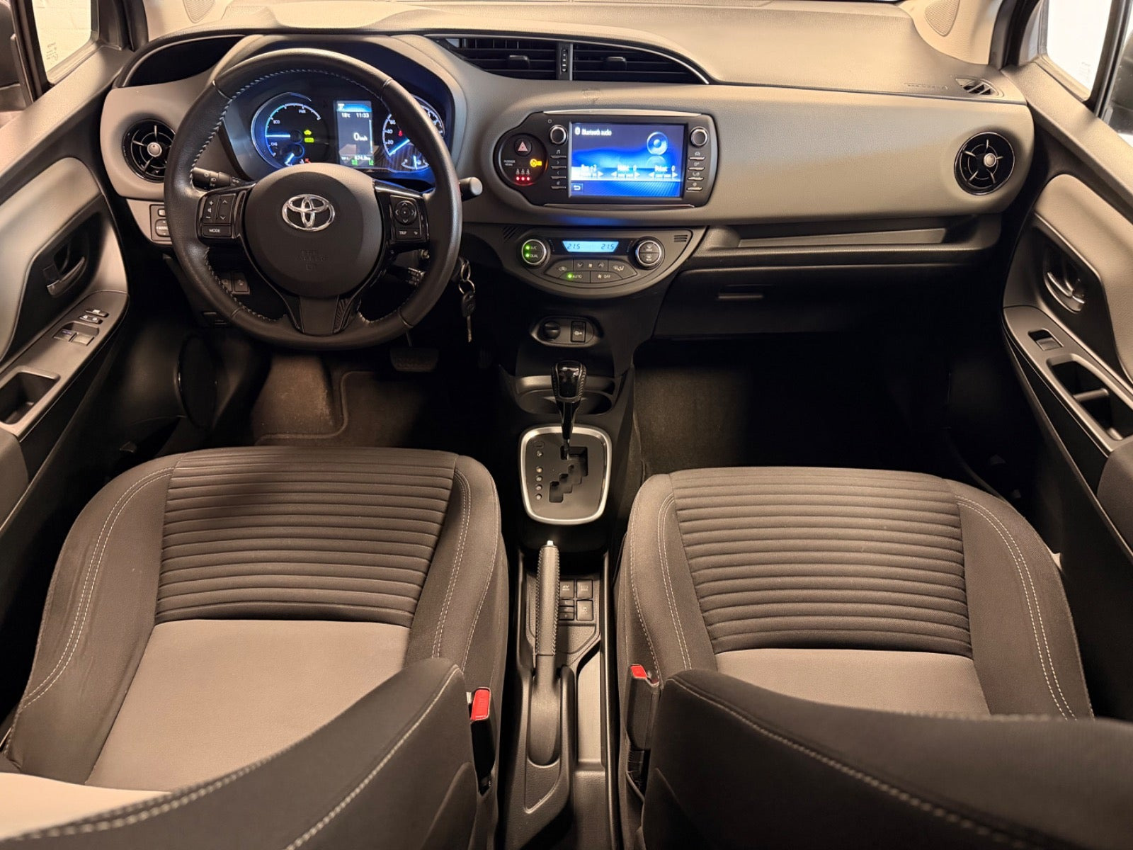 Grå Toyota Yaris fra 2017