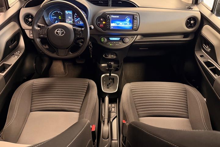 Grå Toyota Yaris fra 2017