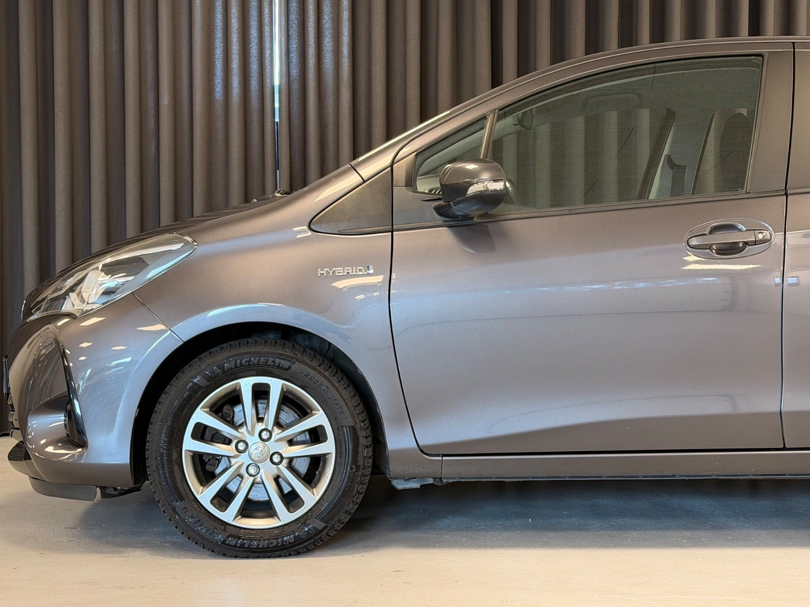 Grå Toyota Yaris fra 2017