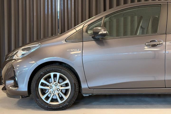 Grå Toyota Yaris fra 2017