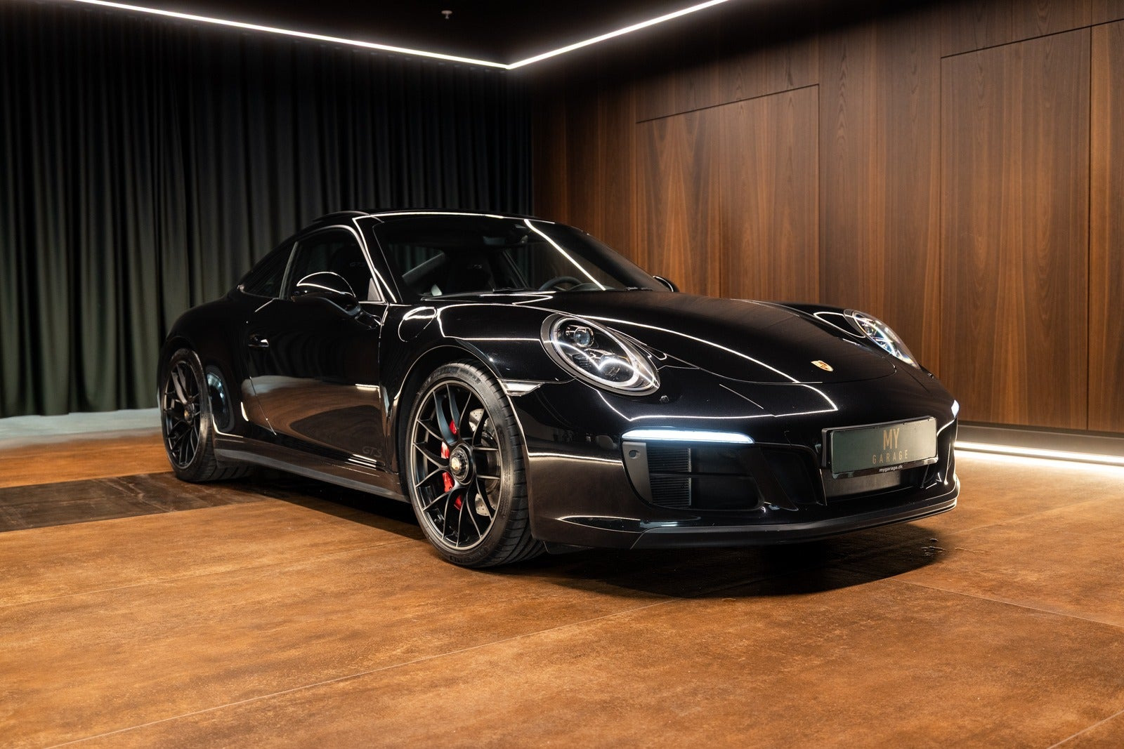 Sort Porsche 911 Carrera 4 GTS fra 2018
