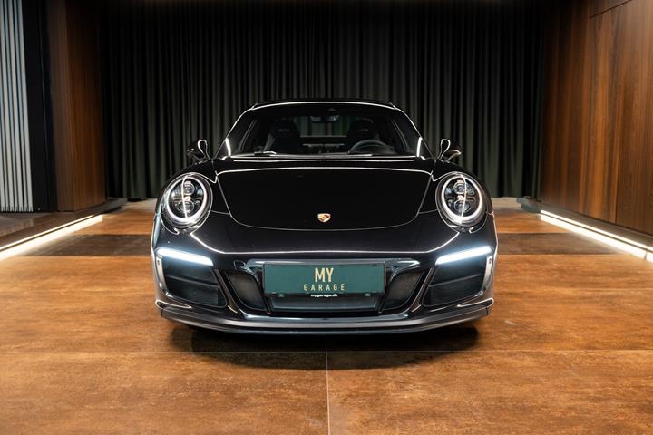 Sort Porsche 911 Carrera 4 GTS fra 2018