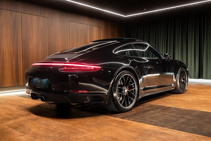 Sort Porsche 911 Carrera 4 GTS fra 2018