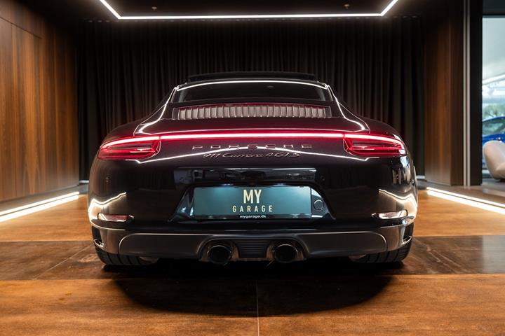 Sort Porsche 911 Carrera 4 GTS fra 2018