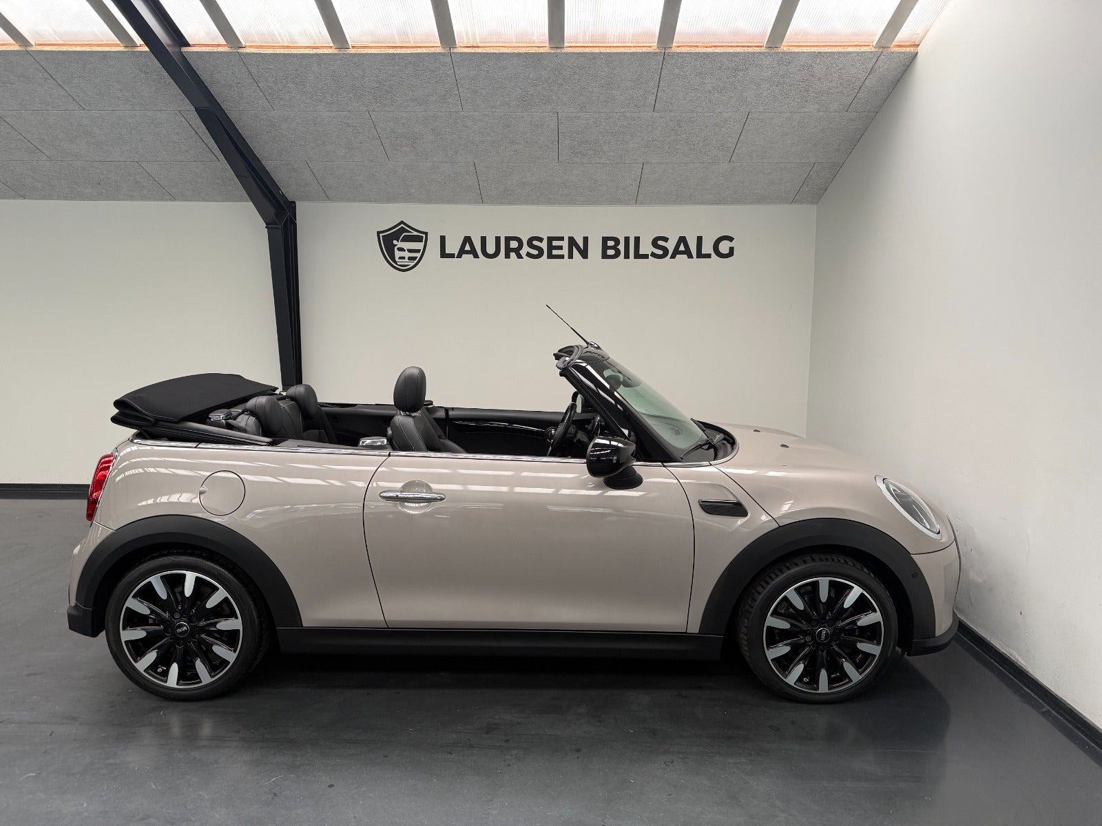 Brun Mini Cooper fra 2022