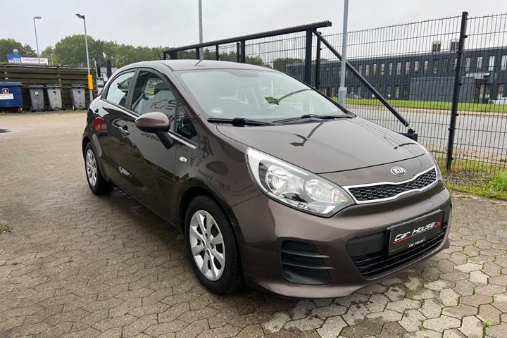 Brun Kia Rio fra 2016