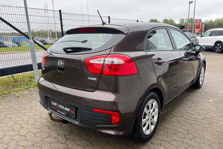 Brun Kia Rio fra 2016