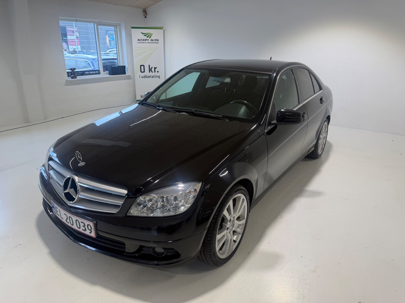 Sort Mercedes C200 fra 2009