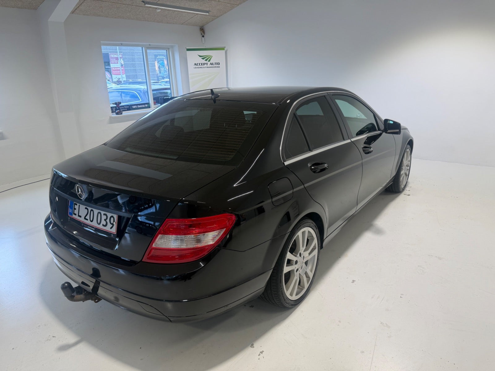 Sort Mercedes C200 fra 2009