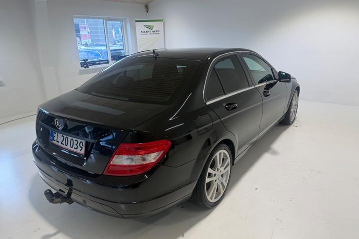 Sort Mercedes C200 fra 2009