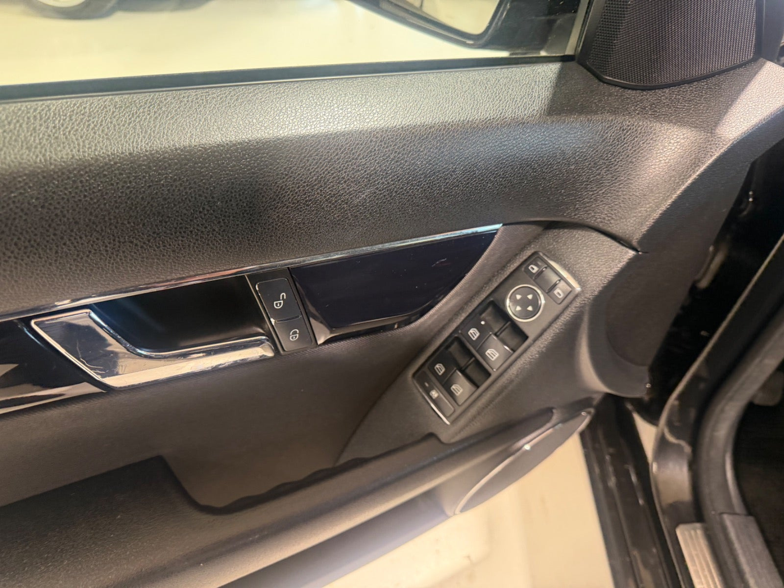 Sort Mercedes C200 fra 2009