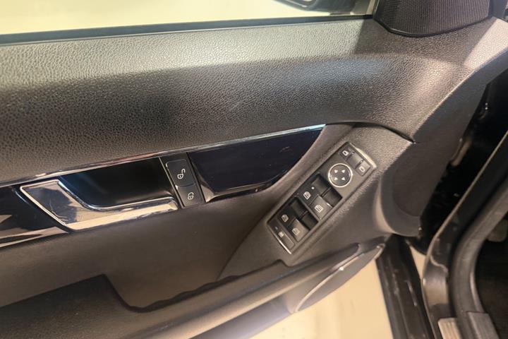 Sort Mercedes C200 fra 2009