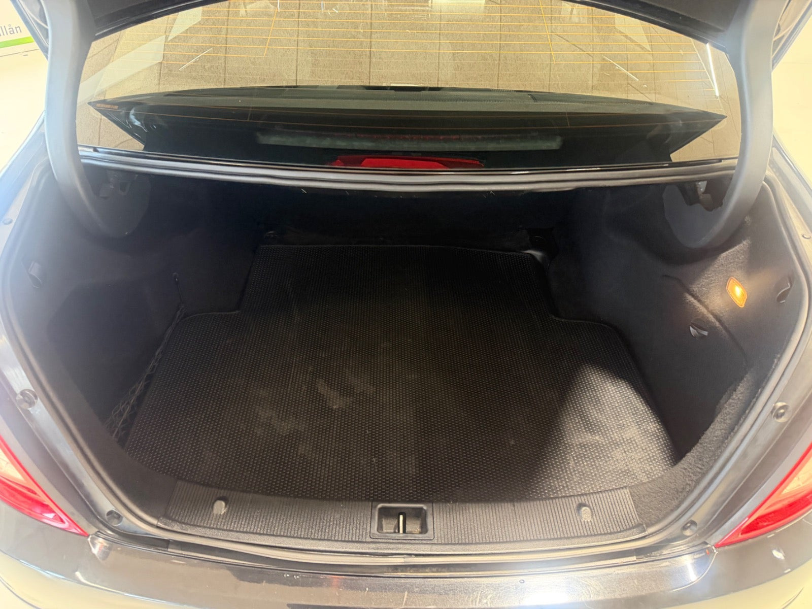 Sort Mercedes C200 fra 2009