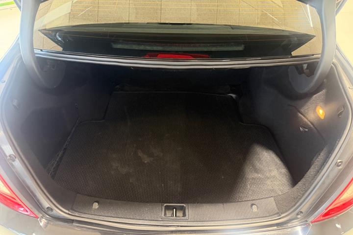 Sort Mercedes C200 fra 2009