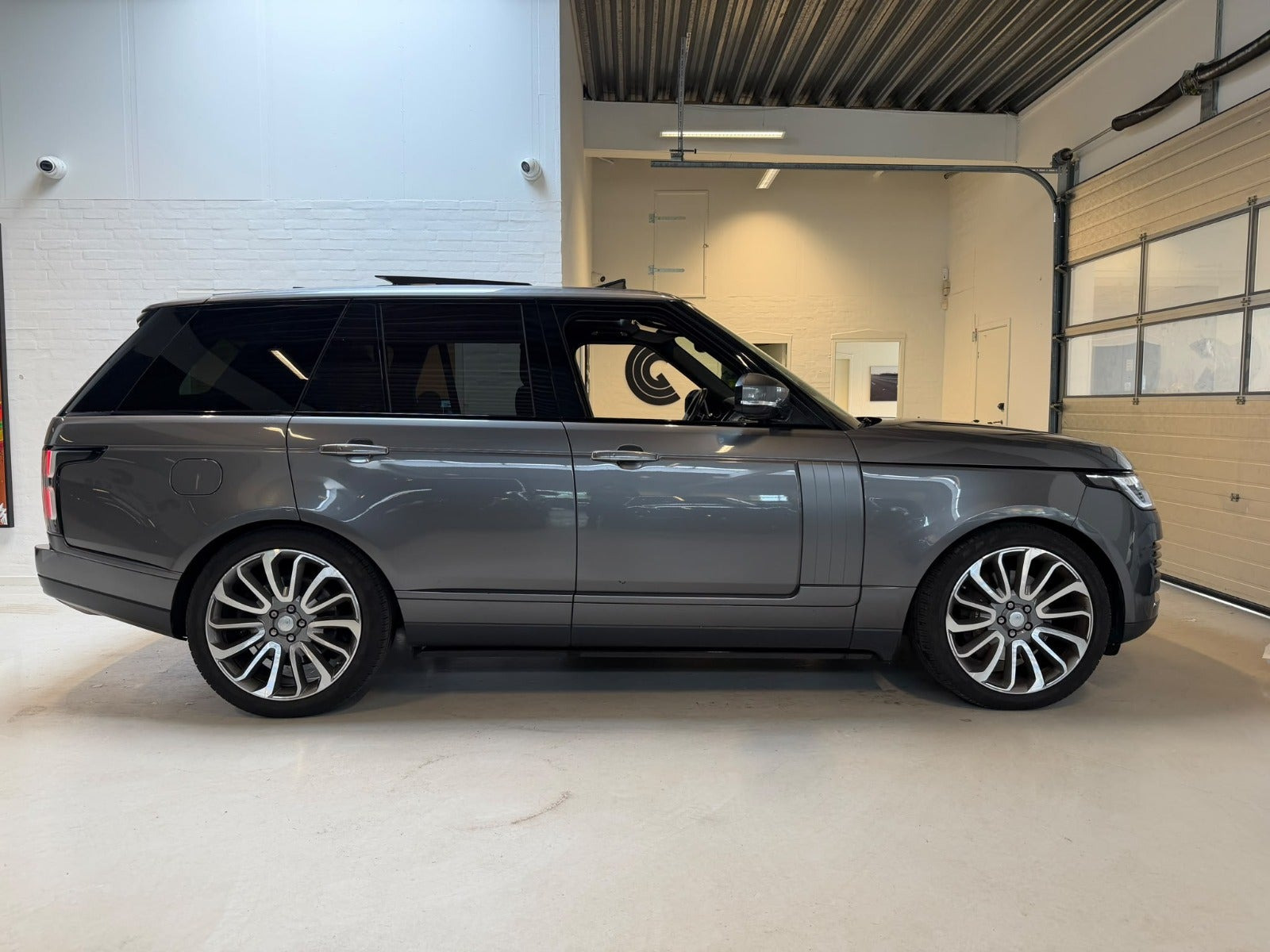 Grå Land Rover Range Rover fra 2018