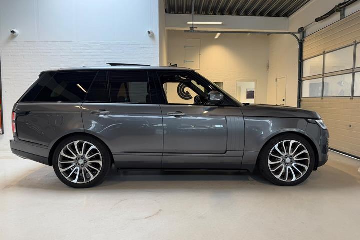 Grå Land Rover Range Rover fra 2018