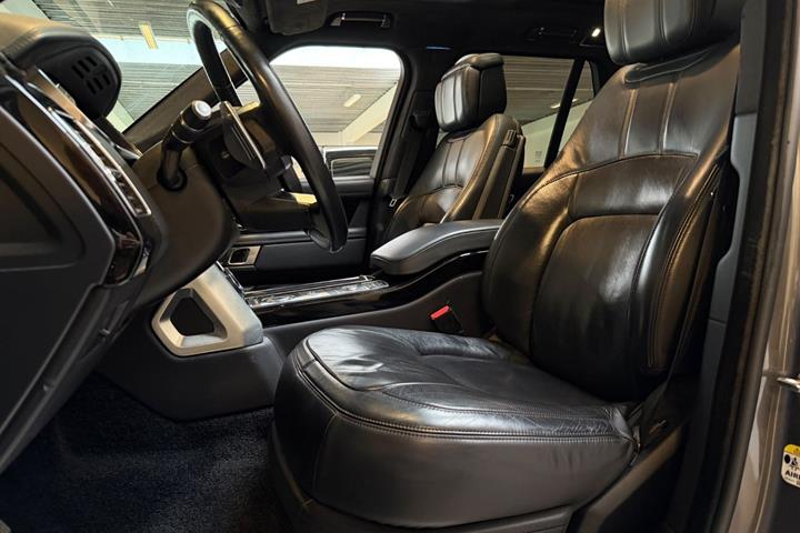 Grå Land Rover Range Rover fra 2018