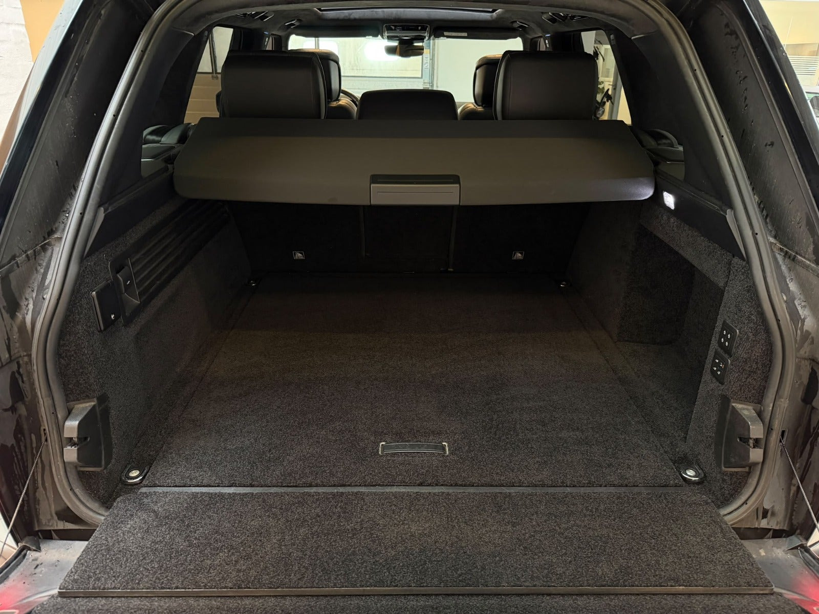 Grå Land Rover Range Rover fra 2018