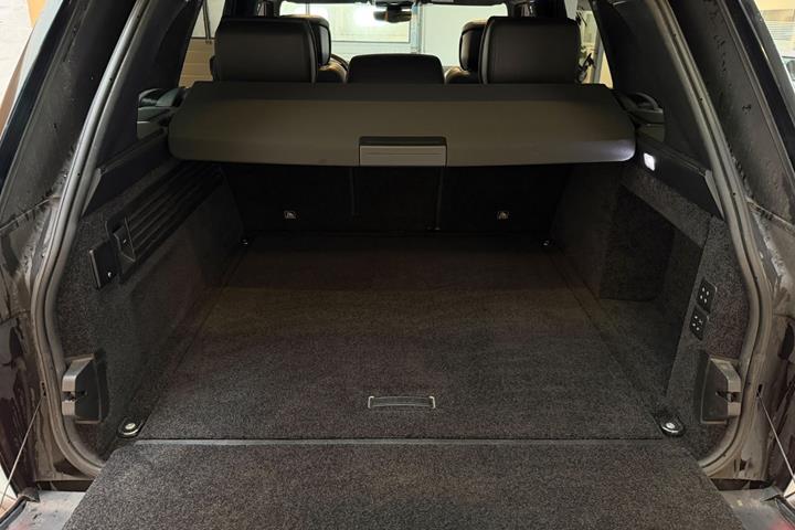 Grå Land Rover Range Rover fra 2018