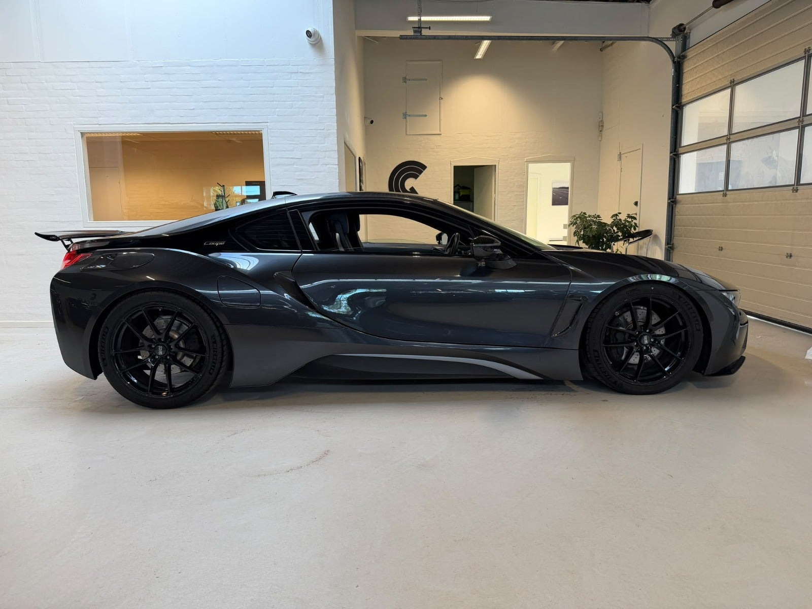 Sort BMW i8 fra 2019