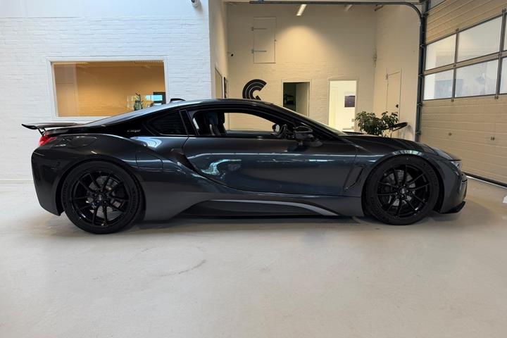 Sort BMW i8 fra 2019