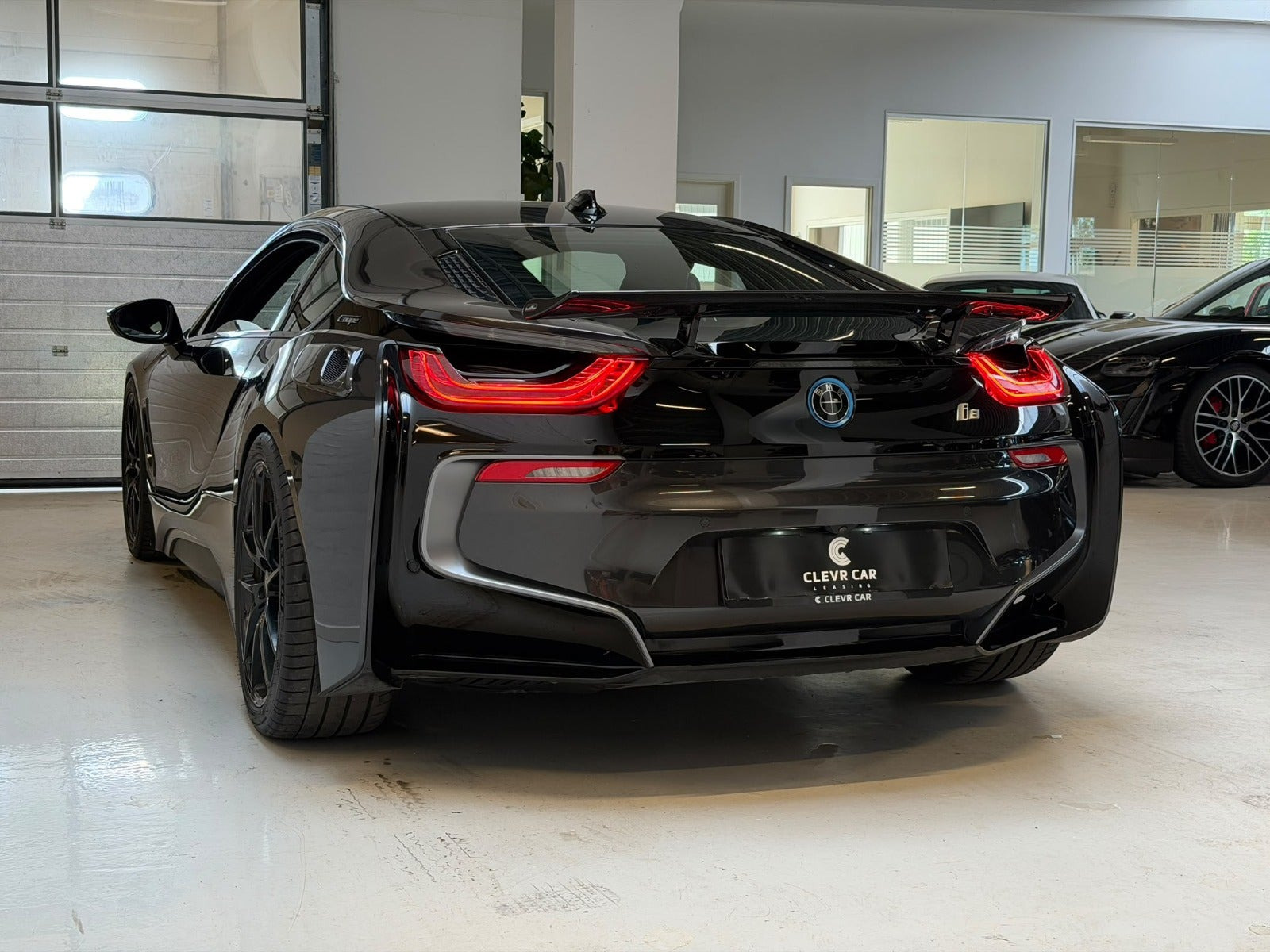 Sort BMW i8 fra 2019