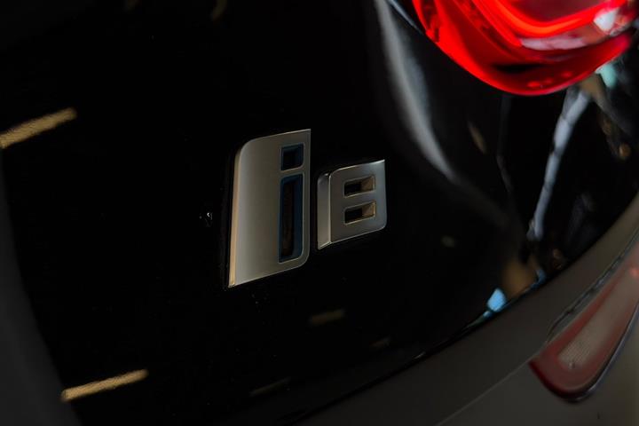 Sort BMW i8 fra 2019