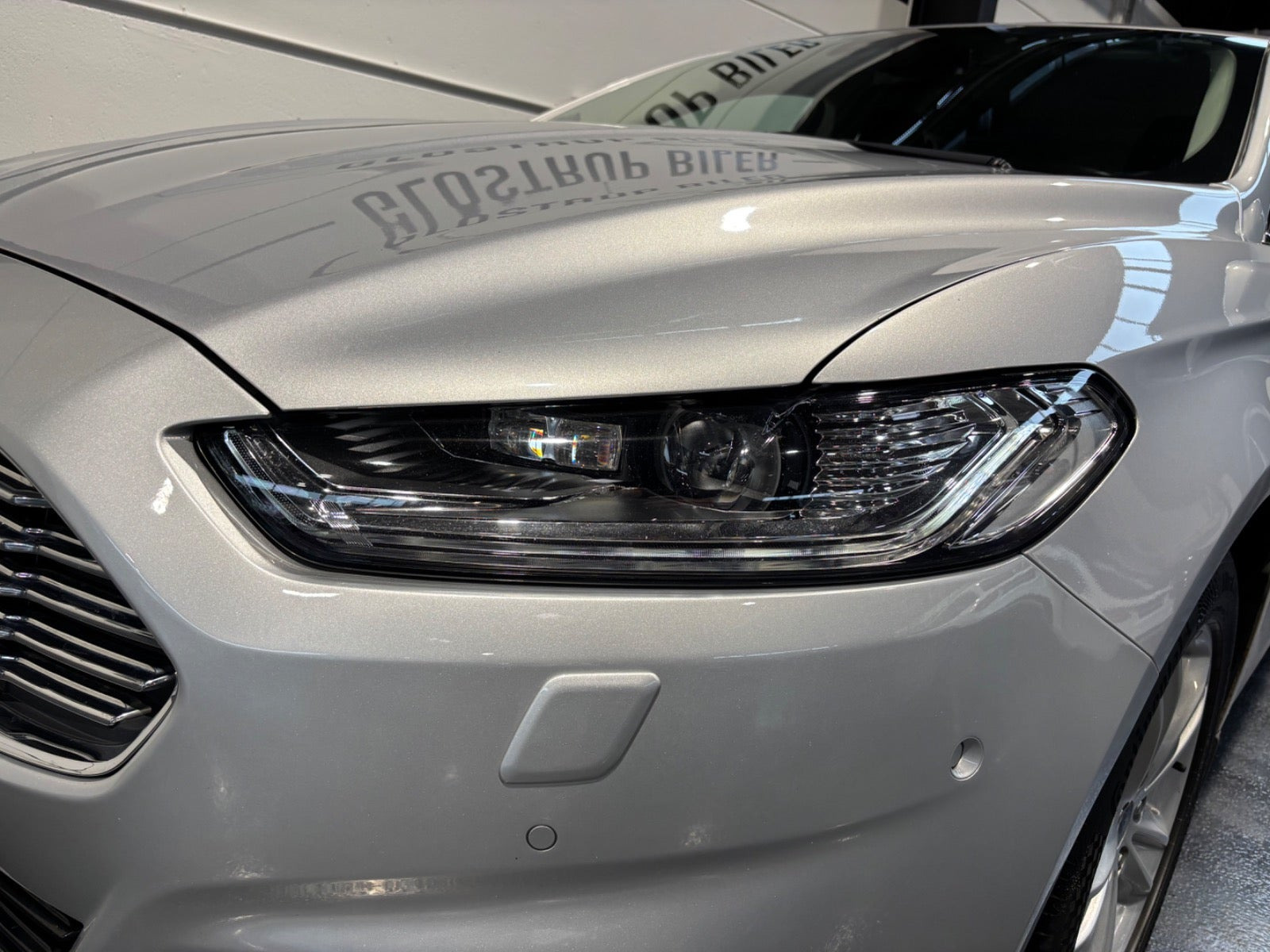 Sølv Ford Mondeo fra 2018