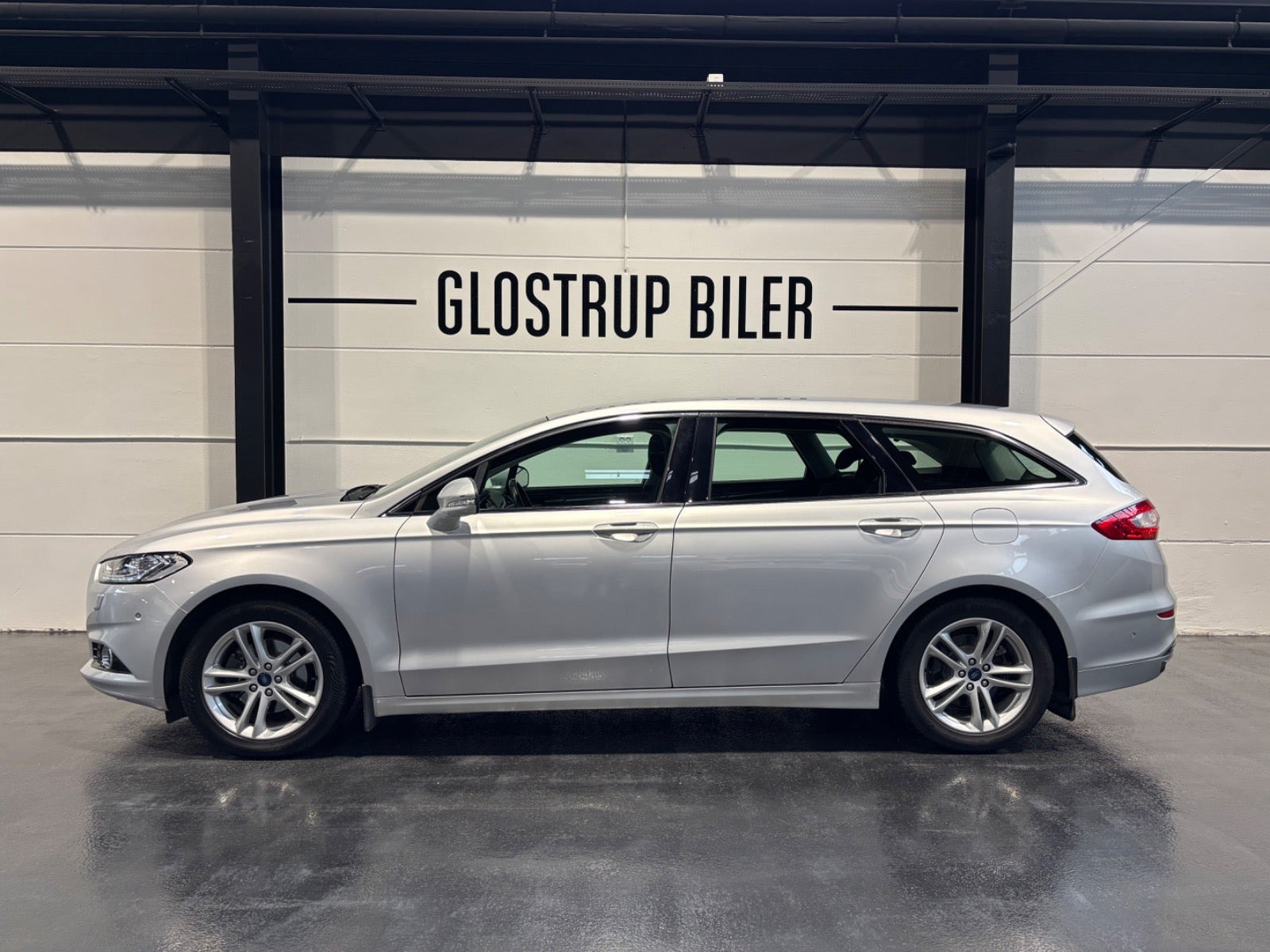 Sølv Ford Mondeo fra 2018