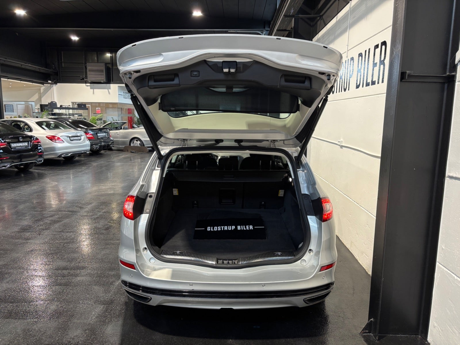 Sølv Ford Mondeo fra 2018