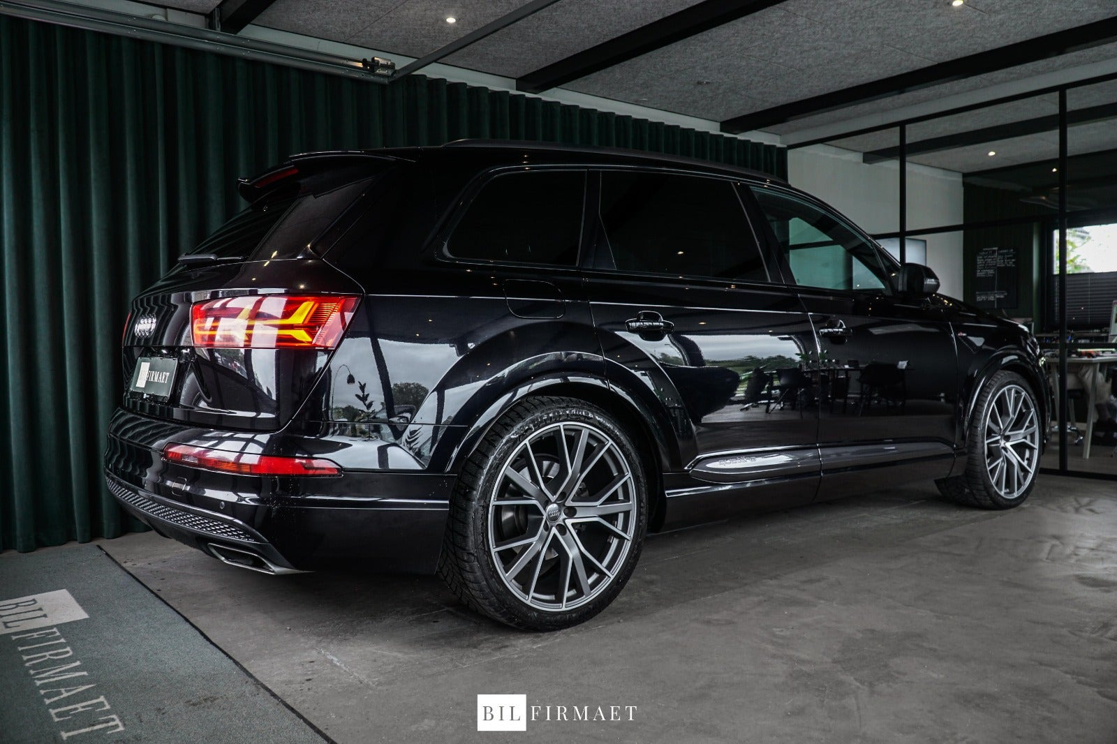 Sort Audi Q7 fra 2017