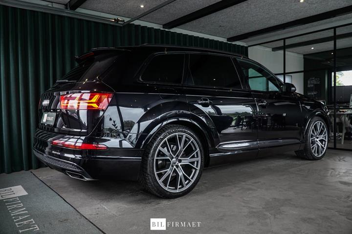 Sort Audi Q7 fra 2017