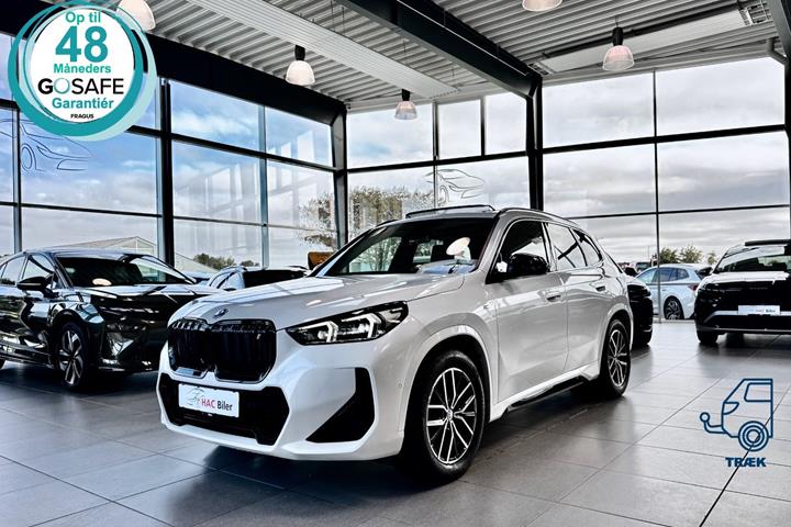 Hvid BMW iX1 fra 2023 set udefra