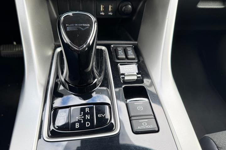 Sølv Mitsubishi Eclipse Cross fra 2023