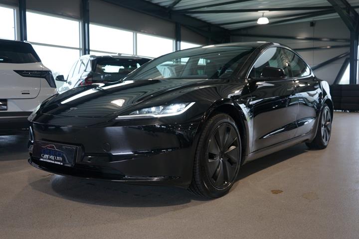 Sort Tesla Model 3 fra 2024