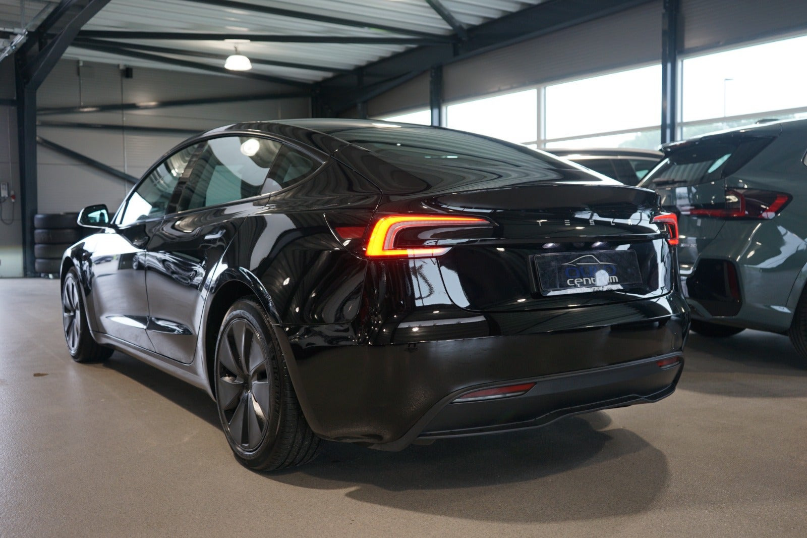 Sort Tesla Model 3 fra 2024