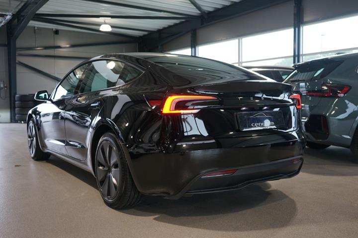 Sort Tesla Model 3 fra 2024